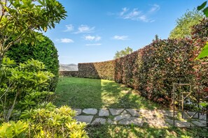ファミリー アパートメント 2 ベッドルーム 2 バスルーム マウンテンサイド (Aquavista Pool and Lake Maggiore View) | 施設の敷地