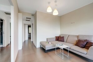 Departamento familiar, varias habitaciones, 2 baños (Aquavista Pool and Lake View) | Área de sala de estar | Smart TV de 21 pulgadas con canales digitales 