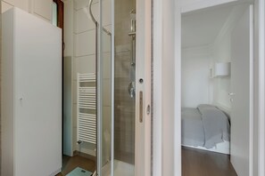 Family Apartment, Multiple Bedrooms, 2 Bathrooms, Mountainside (Aquavista Pool and Lake View) | Bathroom | Shower, hair dryer, bidet, towels - Aquavista Pool and Lake View (Meina)