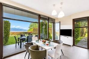 패밀리 아파트, 침실 2개, 욕실 2개, 산비탈 (Aquavista Pool and Lake Maggiore View) | 다이닝