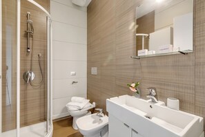 Familieleilighet, flere soverom, 2 bad, ved fjell (Aquavista Pool and Lake View) | Bad | Dusj, hårføner, bidé og håndklær