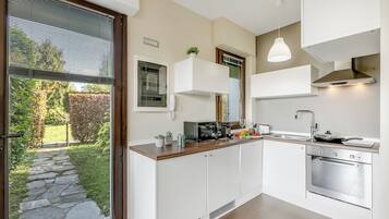 Appartamento familiare, camere multiple, 2 bagni, lato montagna (Aquavista) | Cucina privata | Frigorifero, microonde, forno, piano cottura