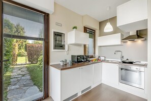 Family Apartment, Multiple Bedrooms, 2 Bathrooms, Mountainside (Aquavista) | Private kitchen | Fridge, microwave, oven, stovetop