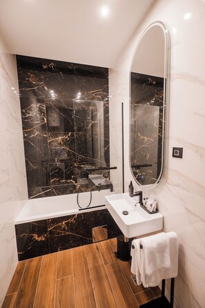 Deluxe-Apartment, Stadtblick | Badezimmer | Kostenlose Toilettenartikel, Haartrockner, Bademäntel, Hausschuhe