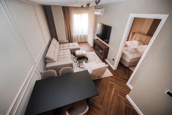 Deluxe-Apartment, Stadtblick | Wohnbereich | 64-Zoll-LED-Fernseher mit Satellitenempfang