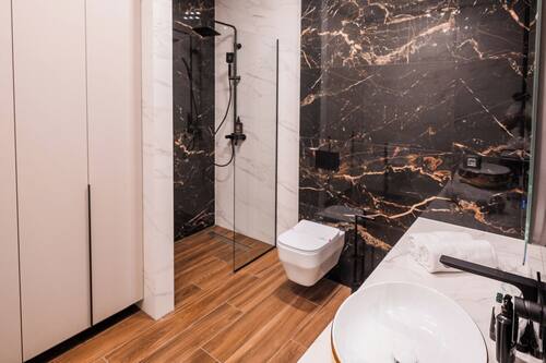 Apartament reial, balcó, vistes a la ciutat | Bany | Articles de tocador gratuïts, assecador de cabells i barnussos