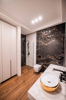Apartamento real, sacada, vista para a cidade | Banheiro | Produtos de toalete grátis, secador de cabelo, roupões de banho 