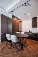 Apartamento real, sacada, vista para a cidade | Opções para refeição no quarto