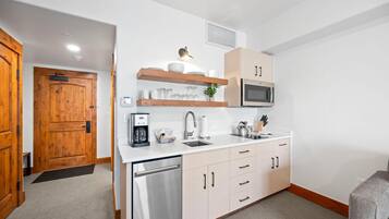 Frigorifero, microonde, piano cottura, lavastoviglie