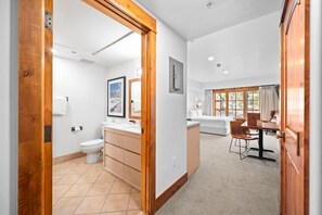 Regadera, secadora de cabello, toallas 