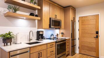 Refrigerador, microondas, horno y parrilla de estufa