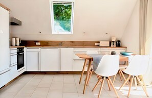 Fridge, oven, stovetop, dishwasher