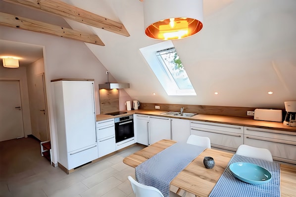 Jääkaappi, uuni, liesi, astianpesukone