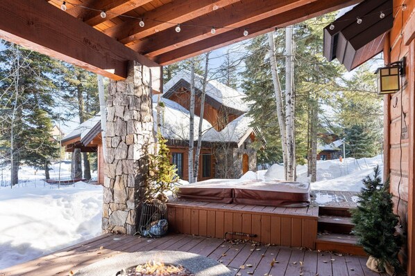 Outdoor spa tub - The Four Reasons Cottage (Tamarack)