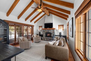 Televisión y chimenea 