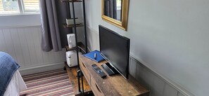 Laptop workspace, iron/ironing board, free WiFi - The Benett Arms (Shaftesbury)