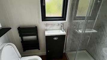 Combined shower/tub, towels, soap, shampoo