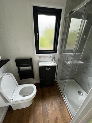 Combined shower/tub, towels, soap, shampoo - The Benett Arms (Shaftesbury)