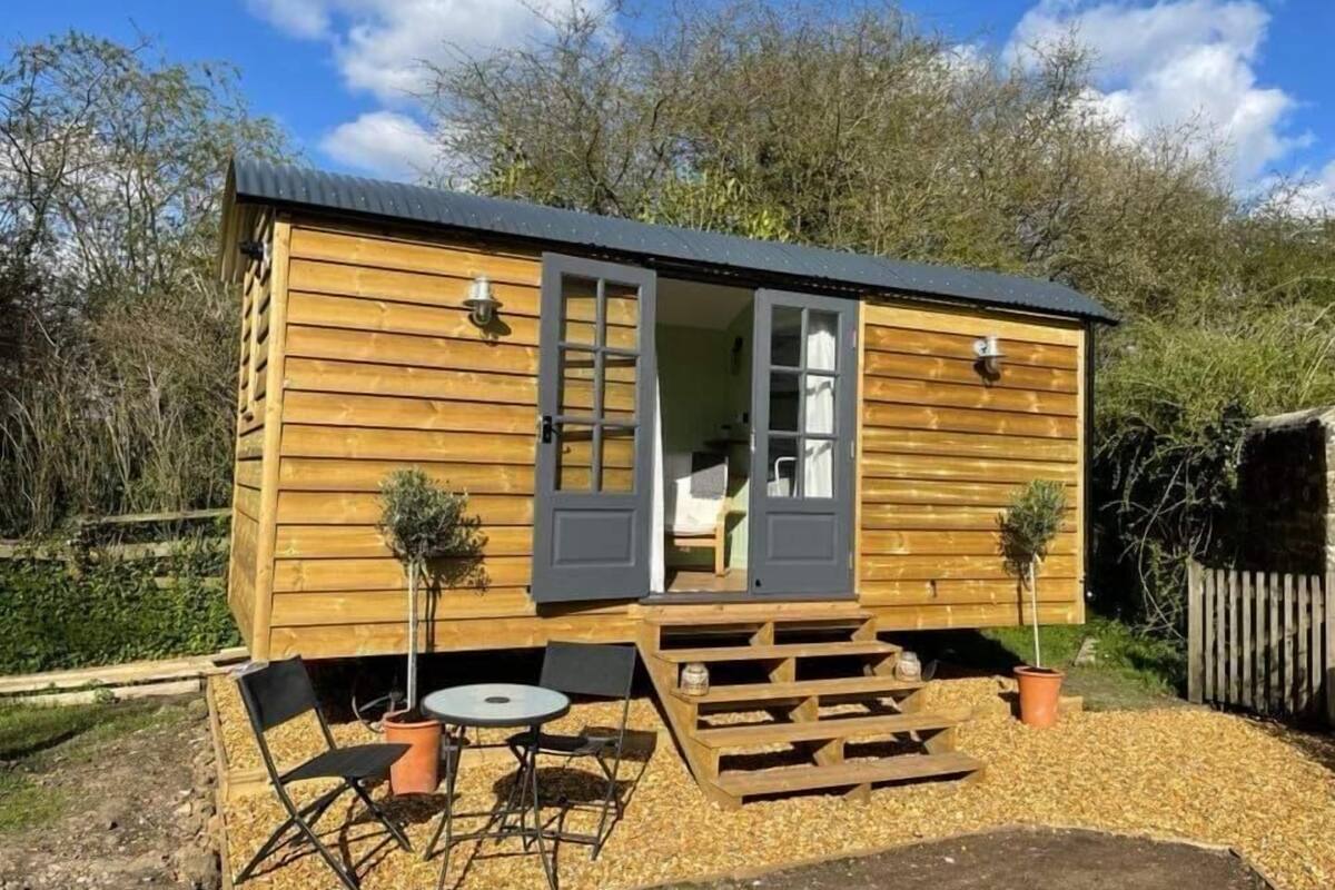 Luxury Bungalow, Garden View | 1 bedroom, laptop workspace, iron/ironing board, free WiFi