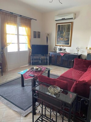 Villa, 3 chambres, balcon, vue montagne | Salle de séjour | Livres