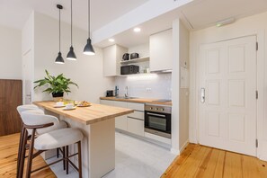 Estudio clásico | Cocina privada | Frigorífico pequeño, microondas, horno y placa de cocina
