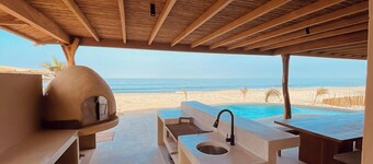 Hermosa casa con piscina frente al mar