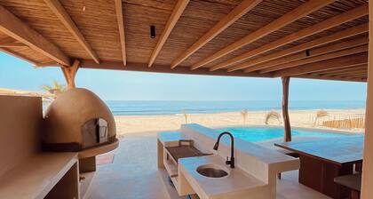 Hermosa casa con piscina frente al mar