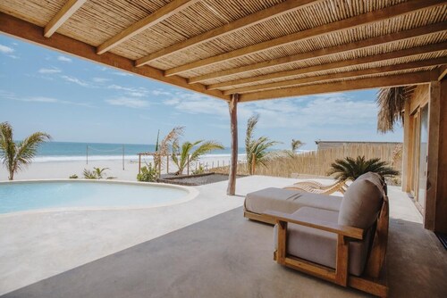 Hermosa casa con piscina frente al mar