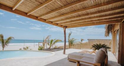 Hermosa casa con piscina frente al mar