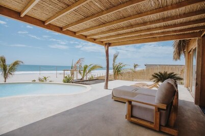 Hermosa casa con piscina frente al mar
