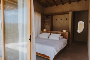 3 bedrooms, desk, WiFi, bed sheets