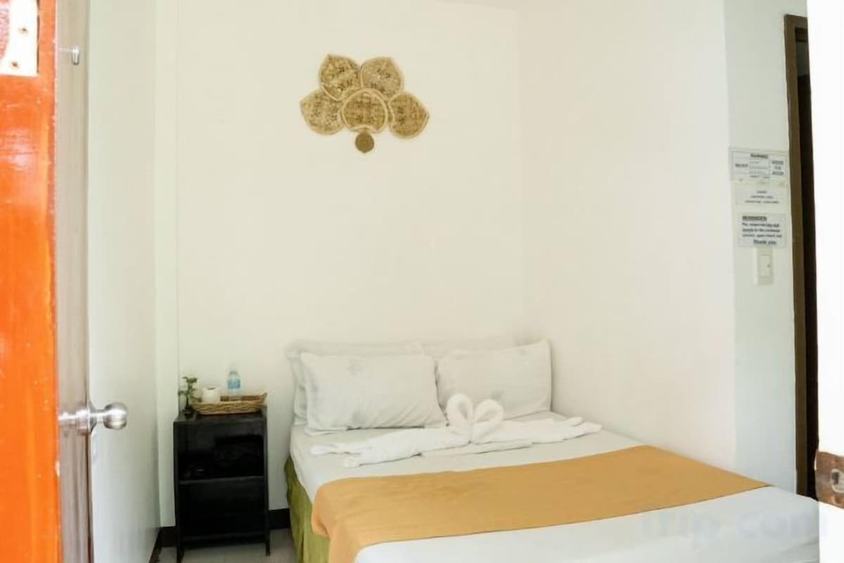 Escritorio, wifi gratis, ropa de cama