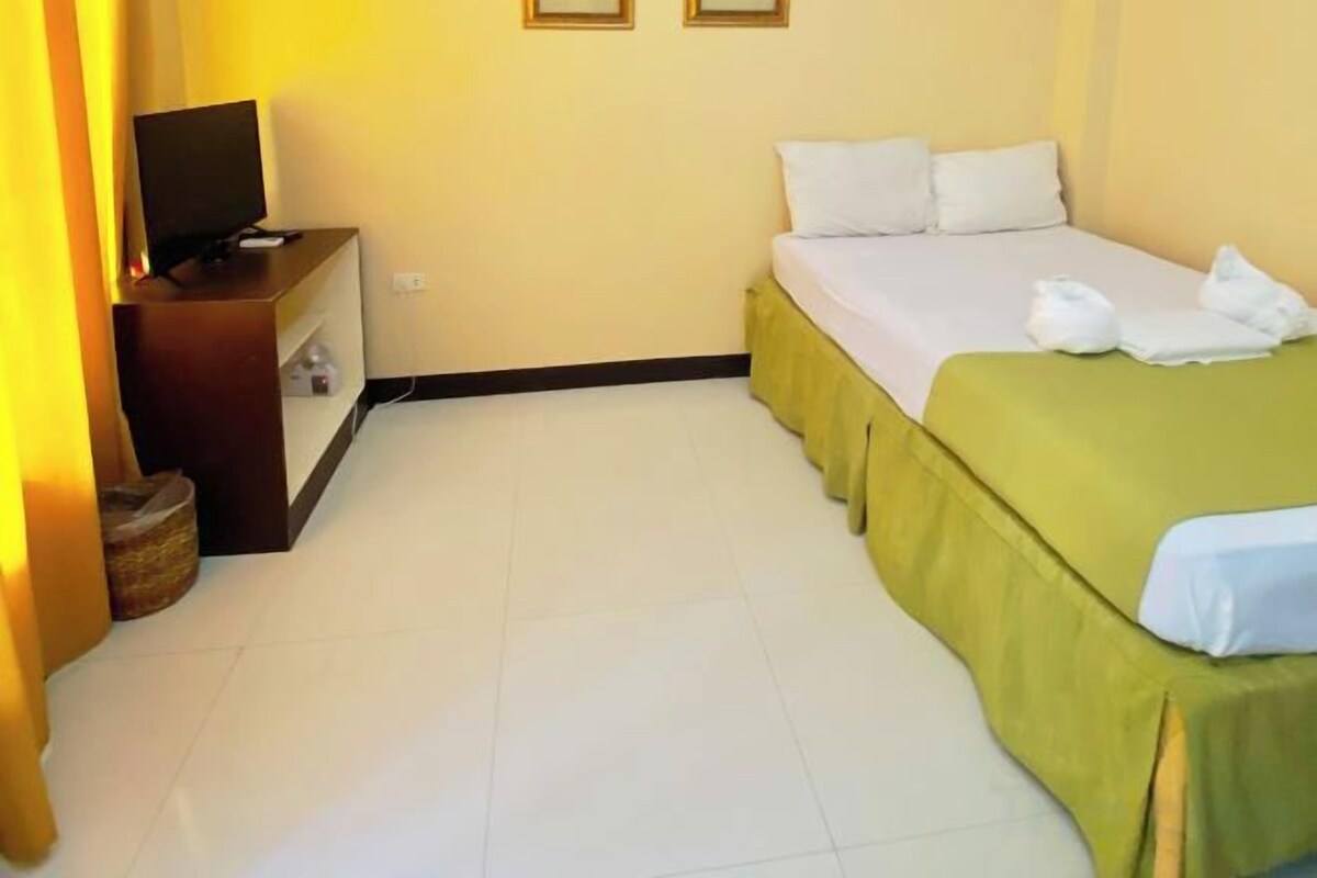 Desk, WiFi (free), bed sheets