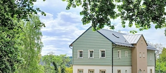 Joli appartement pour 8 personnes avec WIFI, TV, patio, animaux admis et parking