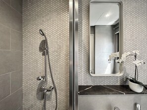 Dusche, Haartrockner, Bidet, Handtücher