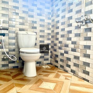 Bidet, tovalloles, sabó i paper higiènic