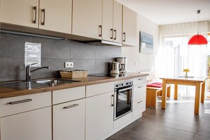 Kylskåp, ugn, spishäll och diskmaskin