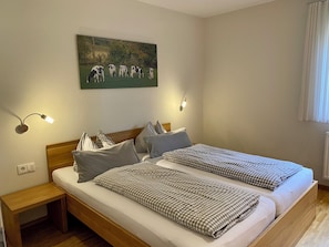 2 bedrooms, desk, travel cot, WiFi - Vacations at the Stüblehof - uncomplicated, close to nature, quiet and grounded. (Markdorf)