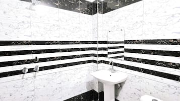 Enkeltrom – deluxe | Bad | Dusj, toalettartikler (inkludert), håndklær og såpe