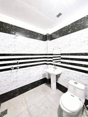 Deluxe Single Room | Bathroom | Shower, free toiletries, towels, soap - Hotel Royal Dreams (Amritsar)