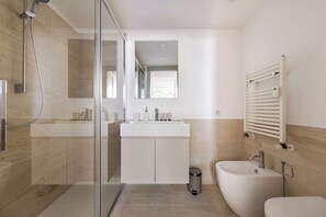 Shower, hair dryer, bidet, towels - Amazing Via Giulia (Roma)