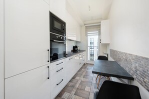 Apartment (183C) | Private kitchen | Fridge, stovetop, electric kettle, cookware/dishes/utensils - Apartamenty Sun&Snow Steam Park (Kraków)