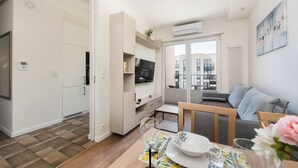 Eine moderne Wohnung mit Essbereich, Küche und Wohnzimmer.