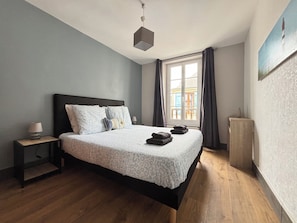 5 chambres, fer et planche à repasser, Wi-Fi, draps fournis