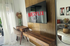 スタンダード アパートメント | リビング エリア | 50 インチのスマートテレビ (衛星放送視聴可)