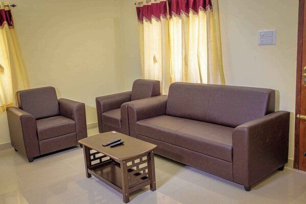Deluxe Triple Room | Living area