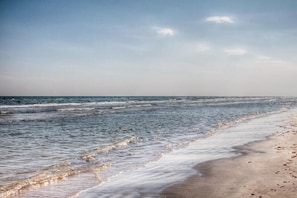 Ein Strand mit sanft anschwellender Brandung.