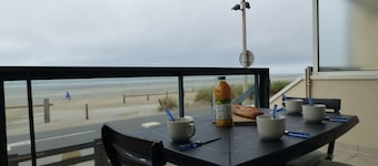 Les Pieds dans l'Eau, Studio terrace facing the sea
