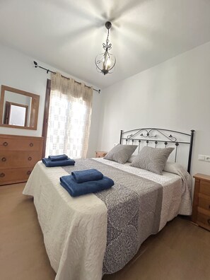 3 bedrooms, iron/ironing board, bed sheets