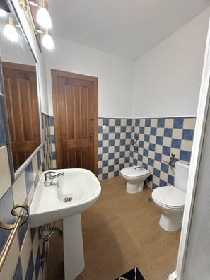 Douche, sèche-cheveux, bidet, serviettes fournies